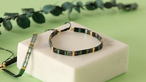 Bracciale fai da te con perline piatte e nodo scorrevole