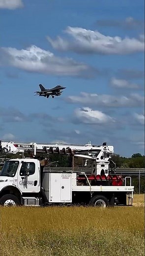 USAF F-16 crazy landing at SDF Airport