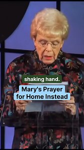 Another throwback to the one and only Mary Maxwell at our 2009 Convention. With her signature humor, she reminded us what it means to age with dignity—and to laugh along the way (especially when you can’t find your car). 😅💚 | Home Instead