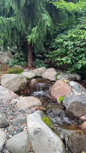 Okay but… can we talk about this waterfall? 💧👀 Tell me this isn’t the coolest backyard feature you’ve seen today!! 💦🔥 #minnesota #backyard #inspiration #outdoorliving #water