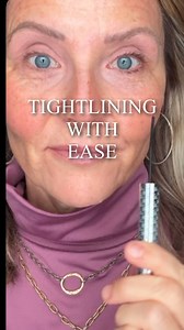 The art of tight-lining can be as tricky .If you’re not familiar with this technique, tight lining is using an eyeliner or eyeshadow to tap in between the lashes right at the lash line to outline the eye or placing liner on the waterline itself. For those who have sensitive eyes, shaky hands or just find tight lining messy then this product is for you! The tiny narrow wand allows for control in the most delicate way right next to the lash line. This product by @itcosmetics is also a primer so yo