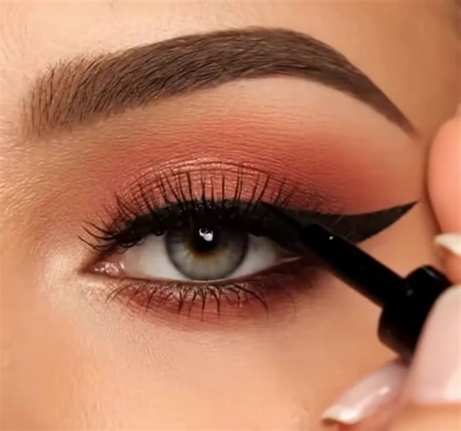 הסוד להצלחת אייליינר מושלם ב-3 שניות