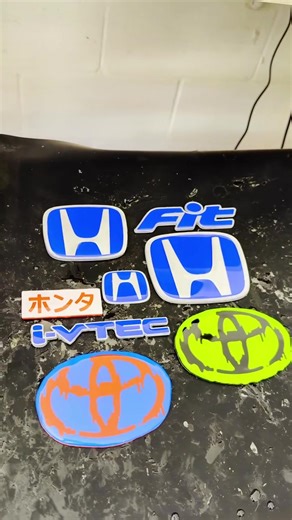 Arte en la Creación de Emblemas para Carros