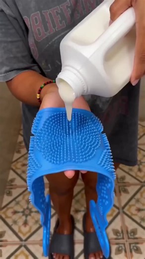 No more struggling to reach your back 🚿✨ This silicone back scrubber makes shower time easier! Soft bristles help clean, exfoliate, and massage your skin for a fresh and relaxing shower experience. 🛁 #BackScrubber #ShowerHacks #BathroomEssentials #SelfCare #CleanSkin