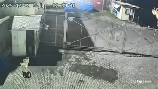 #FijiTimesNews A group of men have carried out a daring robbery in Lami in the early hours of this morning. They arrived by boat and stole a safe from a property. Videos shared with the newsroom show the men climbing a fence before locking a security guard inside a booth. They then allegedly removed a safe and fled the scene, by sea. #Fiji #FijiNews 🎥 SUPPLIED | The Fiji Times