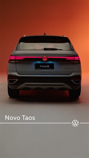 O Novo Taos chega cheio de espaço e com muita presença. Design renovado, nova assinatura noturna com logo iluminado, nota máxima em segurança e muita tecnologia para você ir além. #NovoTaos #VWBrasil #Taos #VWParaTodos O vídeo começa com o Novo Taos dentro de um estúdio, mostrando várias imagens dele, dianteira, traseira, LEDs. Corta e agora vemos várias imagens do Novo Taos em uma estrada com várias árvores ao redor. Corta novamente para o estúdio e entramos dentro do carro, mostrando ele por d