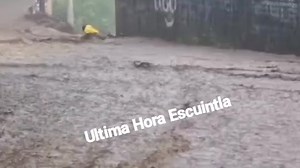 2M views · 20K reactions | MUJER ES ARRASTRADA POR CORRENTADA Y CAE...