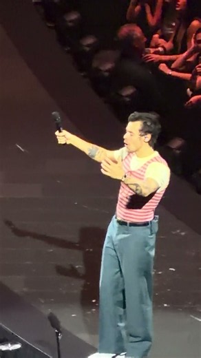 Harry singing happy birthday to a fan tonight night 7 of msg residency!