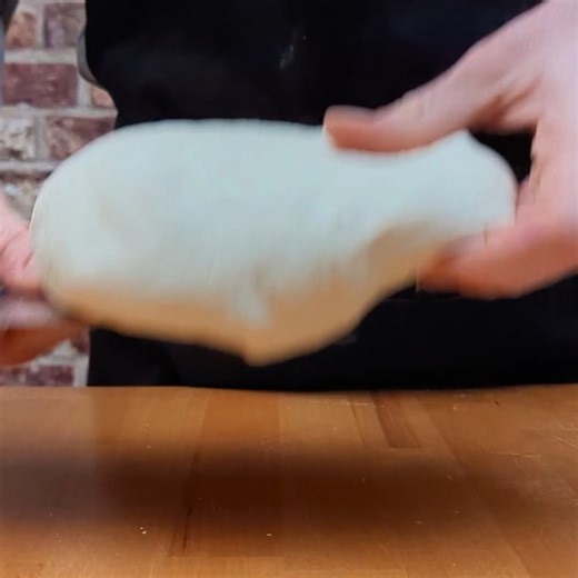 Cerf Dellier on Instagram: "On façonne ensemble des petits pains aux graines, étape par étape, pour les fêtes 🥖✨ Chaque geste compte en boulangerie : ▪️ Division de la pâte au coupe-pâte ▪️ Humidifier la pâte au pinceau avec poils en soie naturelle ▪️ Parsemer généreusement d’un mélange de 6 graines et des graines de pavot pour un croquant irrésistible ▪️ Scarifier la pâte à la lame de boulanger pour une bonne cuisson et une jolie grigne ▪️ Le tout à enfourner sur une plaque perforée pour une c