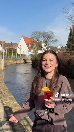 NEU: Bad Salzuflen Spots ☕✨ Ab jetzt gibt’s hier die besten Spots für Food, Drinks & To dos in Bad Salzuflen 🌿 Unser nächster Spot: Café Deutschmanek 🤍 Wusstet ihr, dass ein Bares für Rares Star hier in Bad Salzuflen sein eigenes Café hat? Hier bekommt ihr eine große Auswahl an Frühstück und hausgemachten Speisen. Unser Highlight: der legendäre Apfelkuchen. Besonders schön: Aperol Spritz könnt ihr hier direkt am Wasser trinken. Dazu Antiquitäten, viele liebevolle Details und eine Atmosphäre, i