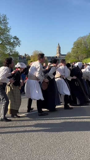 Danse bretonne traditionnelle en cercle et musique bretonne