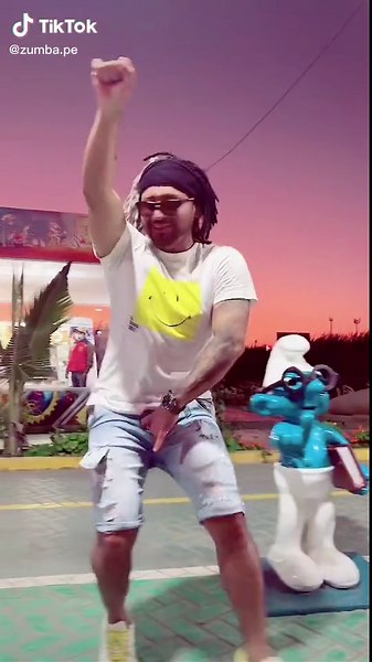 Los Pitufos en Moche, Perú: Fiesta y Mix Musical