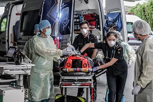 From Thursday (26 August) onwards, you can expect the following when calling 995 for medical assistance: ✅ The 995 call-taker will request for the patient’s NRIC number, if available. ✅ In complex cases, SCDF medical crews may take photos and/or videos of the accident scene and the patient’s injuries. This new workflow is part of the implementation of the Operational Medical Networks Informatics Integrator (OMNII). This digital platform links SCDF and hospitals, and allows both parties to view, 