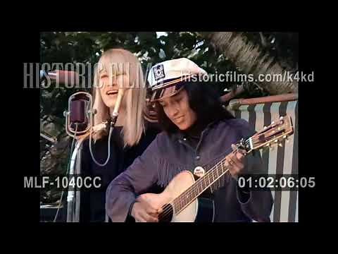 JOAN BAEZ & MARY TRAVERS ( Peter Paul & Mary ) NEWPORT 1964
