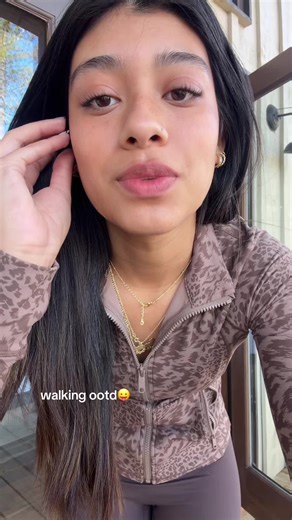 Stylish Hiking Outfit for the Mountains