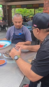 Kali ni port sarapan menu bugis dia buat open untuk Raya💯💥🥰 Abang Jalal kata kena tempah awal2 tau, sebab tahun lepas dia pengsan order tak henti2😂😂😂 Nak tempah Rendang Maman itik,ayam,bilis, tunjang atau burasak dan Lepat lui, No tel ada dalam video,kat komen pun ada😘💯💥 📌BURASAK RUMAH MELAKA 📍Kampung Tehel, Melaka | Viral Niaga official