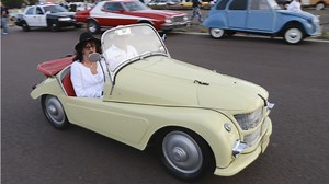 VIDEO: Rally of over 700 vintage cars wows Paris