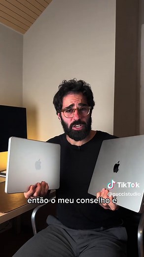 COMENTA: pelo mesmo preço, você escolheria um MacBook Neo novo ou um MacBook Pro usado? Muita gente pensa que um MacBook Pro antigo sempre vai ser melhor negócio por ter sido um modelo profissional. Então coloquei os dois lado a lado em testes reais. O QUE ACONTECEU: • Inicialização: o MacBook Neo ligou primeiro. • Tela: vantagem clara para o MacBook Pro. O Mini-LED entrega pretos mais profundos e melhor contraste que a tela LED do Neo. • Projeto 4K no CapCut: os dois reproduziram e editaram a t