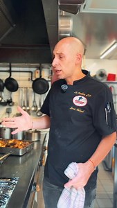 As-tu déjà mangé dans un bouchon lyonnais ? Et sais-tu ce qu’est un bouchon ? Je découvre les spécialités traditionnelles qu’on mange dans un bouchon lyonnais, comme la quenelle lyonnaise, le tablier de sapeur, l’andouillette, le rie de veau, la cervelle de canut, la salade lyonnaise, le saucisson chaud... avec le chef Mickael. Un bouchon lyonnais, est un restaurant qui sert des spécialités lyonnaises traditionnelles. 📍@restaurantlepoelondor #lyon #bouchonlyonnais #gastronomie #terroir #explore
