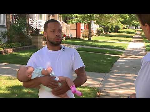 Officer confronts worker who said `I don`t serve cops`