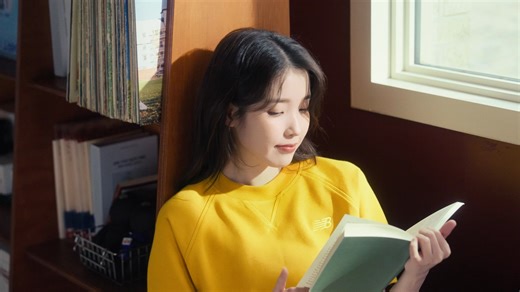 與 IU 一起穿上 471 迎接秋冬時尚 全新暖心配色 一搭即配你的質感造型🍁 471以經典跑鞋為基底，融合現代設計語彙 打造輕盈時尚的時髦風格 全新 3 款大地系配色 舒適百搭所有造型🤎 471 秋冬新色 溫暖登場🌼 秋冬薄底鞋首選 👉https://reurl.cc/pY0gld #newbalance #NB471 | New Balance