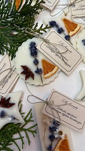 Naturalny zapach Świąt 🤍 Tabliczki florenckie z wosku sojowego z naszym olejkiem eterycznym z lawendy 🌿 Ręcznie tworzone, pięknie zdobione suszonymi roślinami, idealne do szafy, wnętrz i jako gotowy prezent świąteczny 🎁 Mały detal, który wypełnia dom spokojem. La’Lawenda ✨ #lawenda #prowansalskieklimaty #wosksojowy #tabliczkiflorenckie #zapachowe #prezenty🎁 #upominkiświąteczne #olejeketeryczny #olejeklawendowy | La'Lawenda