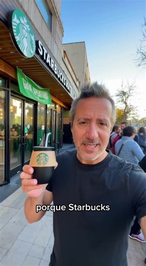 Starbucks Mate Disclaimer: Este video fue creado íntegramente con inteligencia artificial. Ninguna de las escenas ocurrió realmente. Buscamos invitarte a mirar con más atención, a cuestionar lo que vemos y a reflexionar sobre cómo la tecnología puede recrear realidades que parecen verdaderas… pero no lo son.