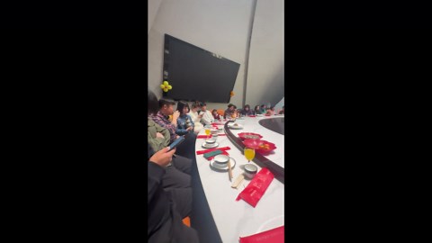 Unusually large round table fits many people in Tianjin, China