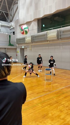 バレーラリーのラストカウントと応援シーン｜本多アスリート・門川ゴールドハモーズ