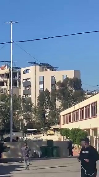 مشاهد أخرى لاستهداف المبنى المهدّد في منطقة الغبيري