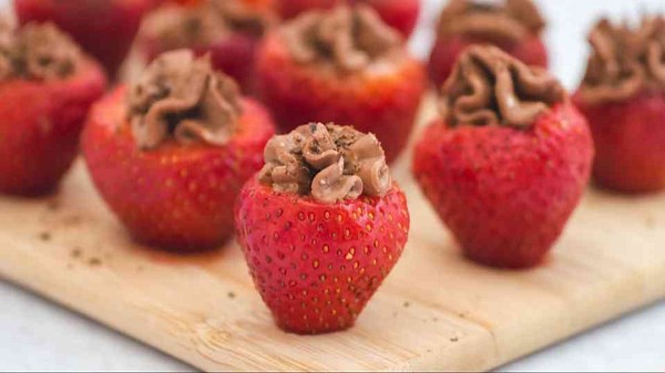 Chocolate Cheesecake Stuffed Berries Are an Irresistible Valentine’s Treat That Melts Hearts