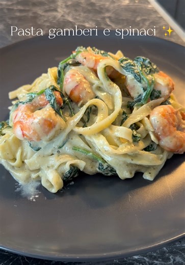 Ich könnte diese Pasta jeden Tag essen 🥰❤️✨ Rezept: • Pasta nach Wahl • 3-4TL Basilikumpesto • Salz, Pfeffer und Knoblauch nach Belieben • ca. 350ml Rahm • Jungspinat • Crevetten #fyp #cooktok #cooking #foodtok #pasta