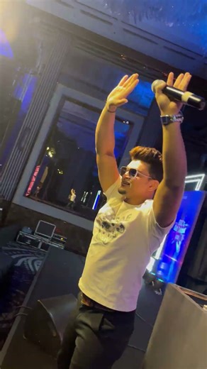 Crazy Crowd Control ! Left, Right and Dance.