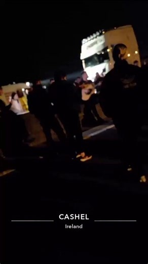 📍Cashel, Tipperary Meanwhile in Cashel they are just getting started for a long protest.The roads are locked down and spirits are high. 🇮🇪