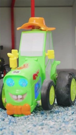 ¡Un tractor de juguete que ríe y hace acrobacias! 🚜😂 | Kidibli #shorts