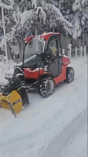 “When winter hits, the job doesn’t stop.” That’s the Everun ERT1500 in real life.👏 #Everun #ERT1500 #loaders #wheelloaders #compactwheelloaders | Everun Machinery