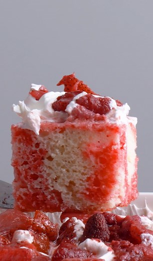 30K views · 158 reactions | Bring a smile to everyone's face by making an easy Jell-O poke cake! Full recipe here: bit.ly/3YaDPeu | Taste of Home | Facebook