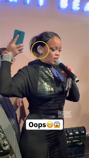 Rihanna’s earring had a glitch while she was having a good time in India. When a lady tried to help fix it, she felt uncomfortable and had to shove the lady’s hand away to fix it herself.😳