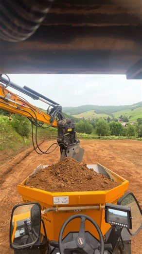 Technique innovante pour conduire un dumper sans chauffeur | Engins JCB avec tiltrotator