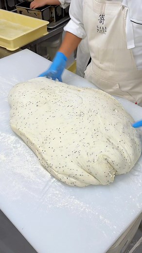 もちもち黒ごま生地で作るさつまいも食パン🍠 嵜本ベーカリーの10月限定｢なると金時と黒ごまの食パン｣は、 黒ごま入りのもちもちパン生地で、さつまいものあんこと角切りにして食感を残したなると金時を包んでしっとりと焼き上げた人気商品☺️ オンラインストアでも数量限定で販売しています✨ Sweet potato bread made with chewy black sesame dough 🍠 Sakimoto Bakery's October-only