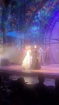 Wicked musical aplausse London Apollo Victoria Theatre