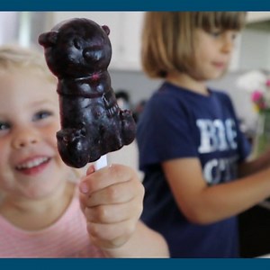 Sammy, Sarah and Abby make popsicles 💚Youtube: www.youtube.com/cookingwithsammy 💚Instagram: www.instagram.com/littlevegancooks | CookingwithSammy