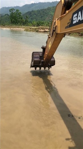 Heavy Excavator Working in the River Like a Beast! 1362