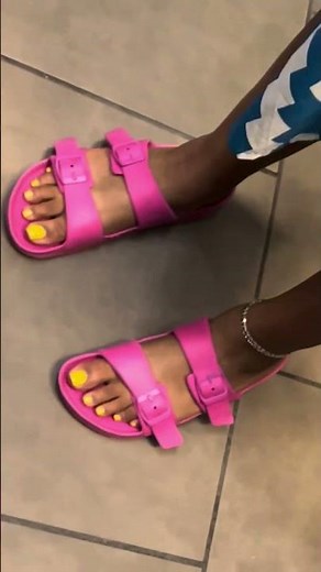 Candid Ebony yellow toes on elevator #candid #feet #ebony