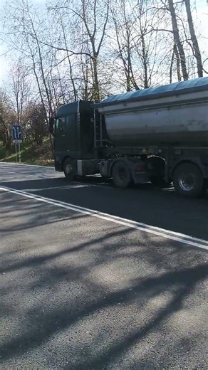 Sypač MAN plný štěrku