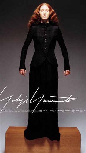 All I ever wanted🎶 was this rare 1998 Yohji Yamamoto black herringbone patterned two-piece set from his epic spring/summer collection🖤 It’s a perfect example of the designer’s masterful ability to blend architectural tailoring with poetic minimalism🔥 A visionary of avant-garde design, Yohji Yamamoto launched his eponymous label in Tokyo in 1972 and revolutionized Paris fashion in the early 1980s alongside contemporaries Rei Kawakubo and Issey Miyake🪡 His 1998 spring-summer show cemented Yama