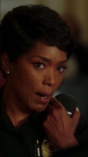 El equipo de rescate esta actuando muy raro | 9-1-1 | AXN Latinoamérica