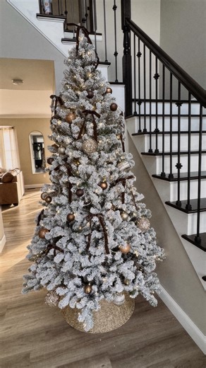 Fall Christmas Tree Ready 🌲🤎✨ I couldn’t wait to put up my new @kingofchristmas tree - so I went with golds, browns and bows 😍 perfect for this weeks Friendsgiving book club 📚🦃 This is the 8’ Prince Flock with 550 Warm White LEDs ✨ #fall #friendsgiving #gifted #kingofchristmas #flockedtree #fallchristmastree #christmasdecor #chocolatebrown #ad | Samantha Anclien