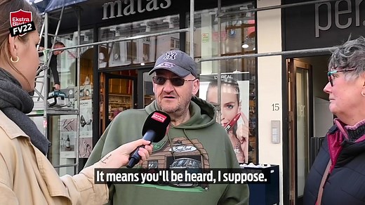 9.6K views · 22 reactions | Pressen måtte ikke møde op, men Ekstra Bladet købte en billet for at give vælgerne indsigt i, hvad der blev sunget på det tophemmelige politiske sangmøde i Den Gamle By i Aarhus. LÆS MERE: https://ekstrabladet.dk/nyheder/politik/danskpolitik/er-han-oestjyllands-staerkeste-stemme/9487021 | Ekstra Bladet | Facebook