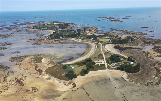 Grandes marées en Bretagne : Face à la mer lointaine | Le Télégramme